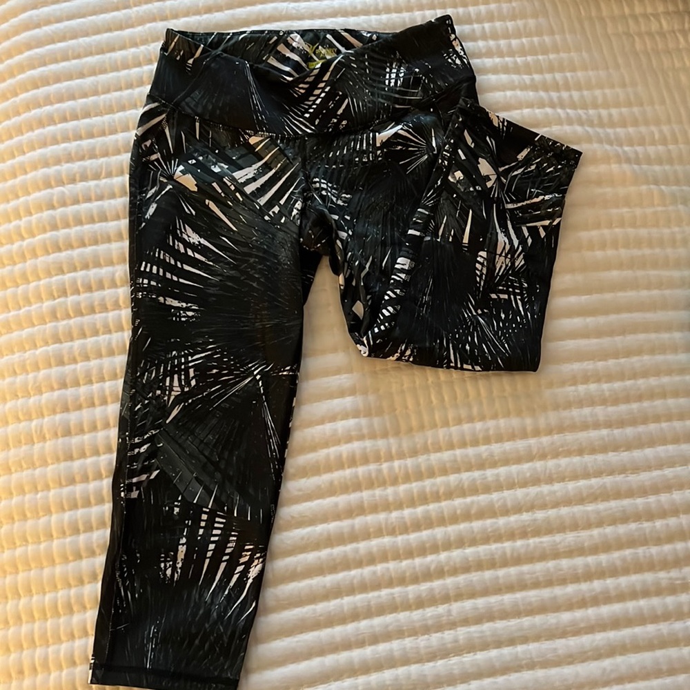 Old Navy Active workout mid calf leggings
